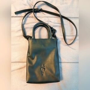 Vera Wang Black Crossbody Bag with Sleek Design